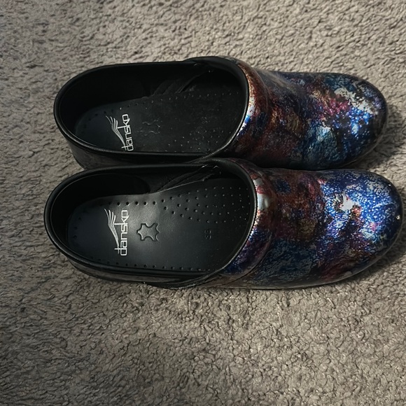 Fun color Dansko in mint condition no damage - Picture 1 of 6